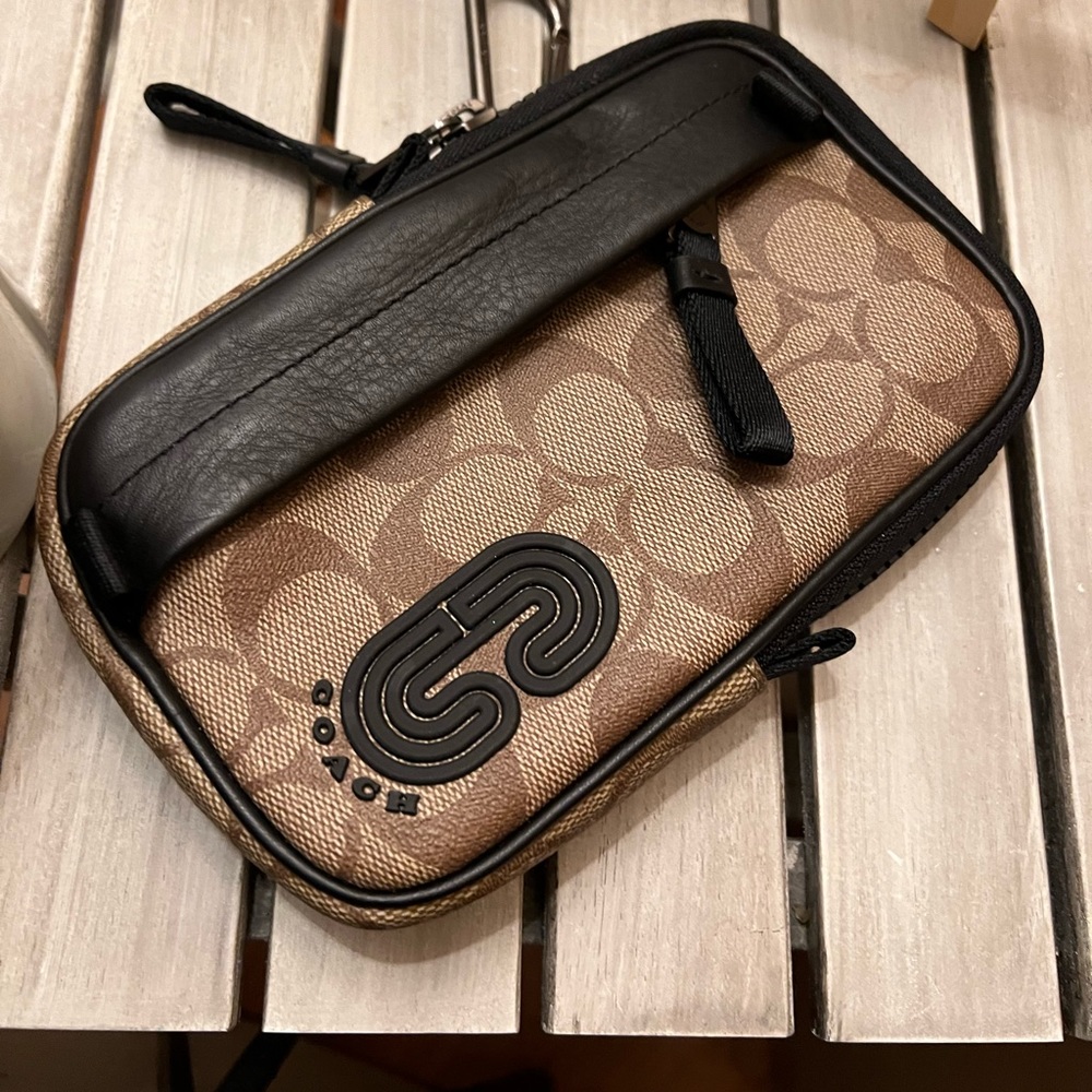 Brand-new logo coach wallet has never been used no tags, great for women/men.